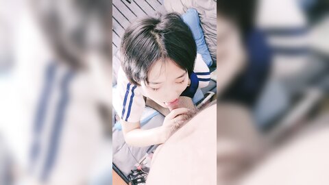 学妹毕业了带她网络挣钱花，全程露脸黑丝情趣给她吃大鸡巴