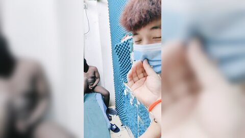 小美女给大老黑舔弄大驴鸡巴是种什么体验，国际交流群P激情啪啪大秀直播