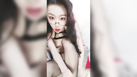 极品尤物气质美御姐，御姐范十足，透视短裙黑丝美腿