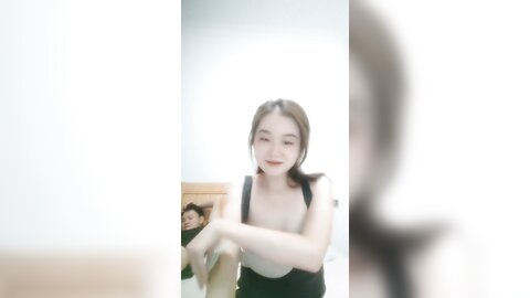 气质尤物极品小女友，外表文静很反差，自己扣下玩跳蛋
