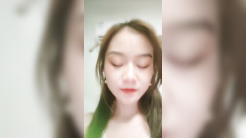 气质尤物极品小女友，外表文静很反差，自己扣下玩跳蛋