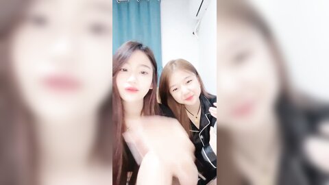 清纯00后嫩妹妹，姐妹花一起自慰，外表甜美清纯