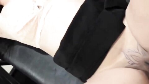 漂亮美眉 哥哥骚逼流白浆受不了 还是先给妹妹打一针吧