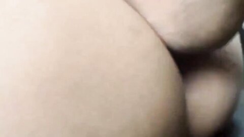 漂亮美眉 哥哥骚逼流白浆受不了 还是先给妹妹打一针吧