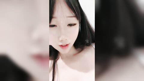 睡衣小妹露脸深夜发骚撩拨狼友大秀直播，漏出风骚大奶子揉捏