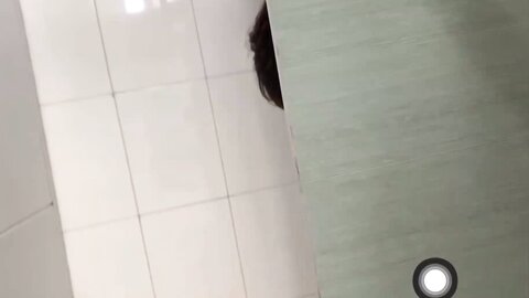 碉堡了！户外公共卫生间真实偸拍一对小情侣厕所造爱