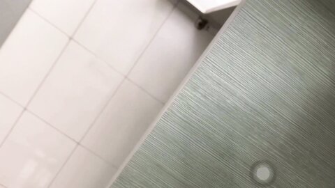 碉堡了！户外公共卫生间真实偸拍一对小情侣厕所造爱