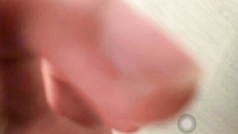 碉堡了！户外公共卫生间真实偸拍一对小情侣厕所造爱