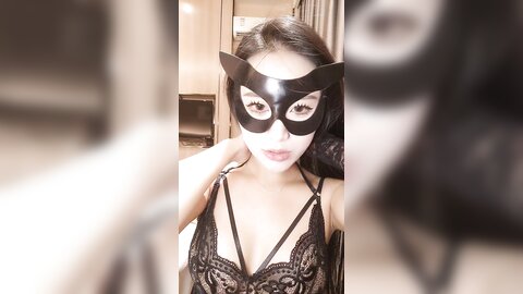 豹纹气质面罩美女，酒店和炮友一起玩，情趣装黑丝袜
