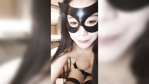 豹纹气质面罩美女，酒店和炮友一起玩，情趣装黑丝袜