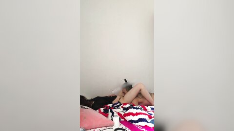辫子哥出租屋约炮美女同事刚舔玩她的B⭐想去亲她的嘴⭐不让