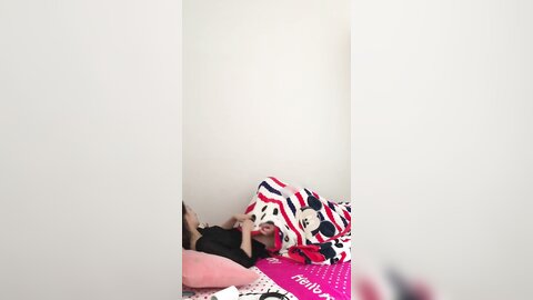 辫子哥出租屋约炮美女同事刚舔玩她的B⭐想去亲她的嘴⭐不让