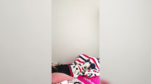 辫子哥出租屋约炮美女同事刚舔玩她的B⭐想去亲她的嘴⭐不让