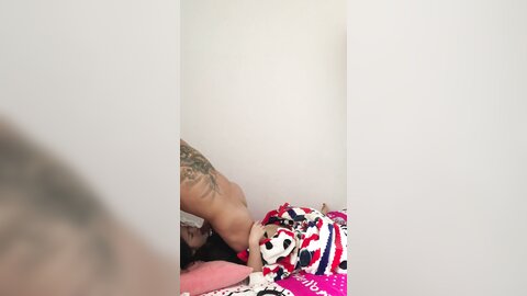 辫子哥出租屋约炮美女同事刚舔玩她的B⭐想去亲她的嘴⭐不让