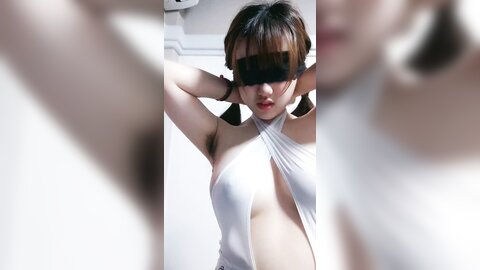 这年轻的小妹原来是个小奶妈，镜头前发骚揉奶玩逼