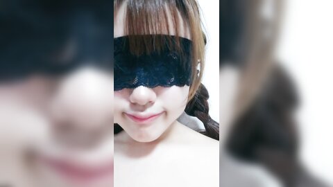 这年轻的小妹原来是个小奶妈，镜头前发骚揉奶玩逼