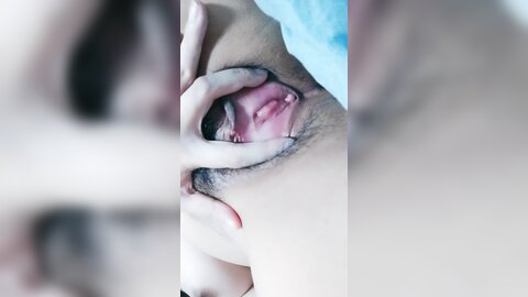 这年轻的小妹原来是个小奶妈，镜头前发骚揉奶玩逼