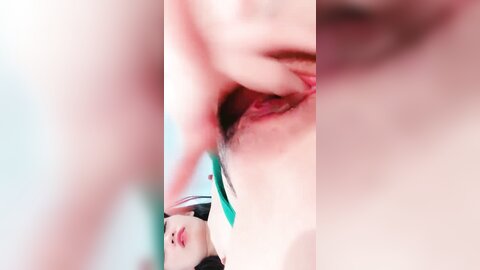 颜值不错超有味道的小姨子露脸大秀直播赚外快