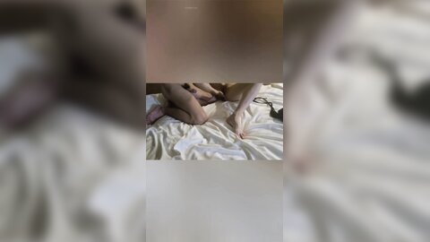 高跟骚货人妻母狗，约炮大学生小学弟 老公在一边拍摄