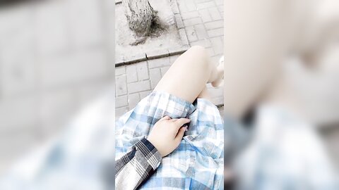 高颜值极品Jk美少女B塞跳蛋 在公园人前自慰