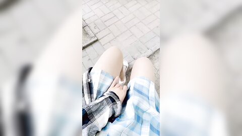 高颜值极品Jk美少女B塞跳蛋 在公园人前自慰