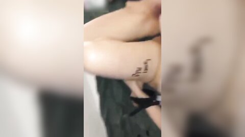 ️极品反差婊️广州母狗闺蜜双飞，无套插粉能馒头逼