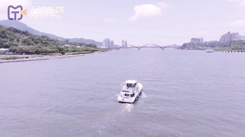 TMW081夏日游艇海上激情与船长一起高潮