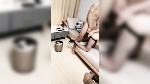 丝袜露脸情趣装狂乱女团的群P生活，淫声荡语不断各种体位激情爆草