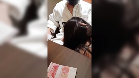 九头身高挑身材尤物秘书，衣服还没脱完就被后入