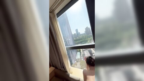 公司老总高档办公楼落地窗前猛操黑丝美女秘书