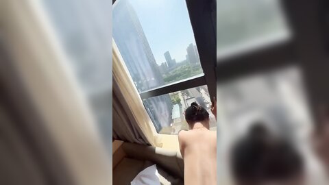 公司老总高档办公楼落地窗前猛操黑丝美女秘书