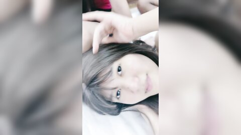 几个漂亮的妹子跟大哥们玩群P，全程露脸淫乱的房间激情不断