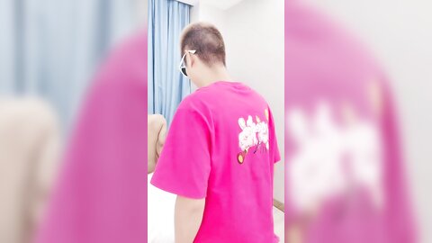 几个漂亮的妹子跟大哥们玩群P，全程露脸淫乱的房间激情不断