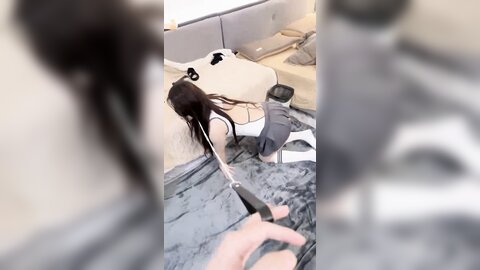 把清纯小萝莉调教成小母狗，一边被操一边打电话 都被听出来了