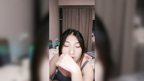 拉拉小姐妹又亲起来，摸着奶子亲着小嘴