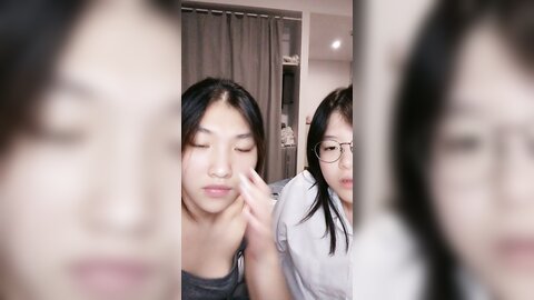 拉拉小姐妹又亲起来，摸着奶子亲着小嘴