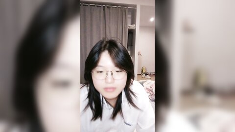 拉拉小姐妹又亲起来，摸着奶子亲着小嘴