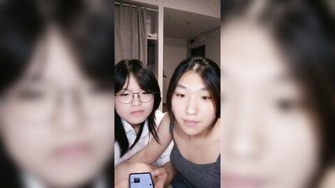 拉拉小姐妹又亲起来，摸着奶子亲着小嘴