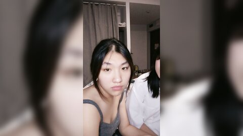 拉拉小姐妹又亲起来，摸着奶子亲着小嘴
