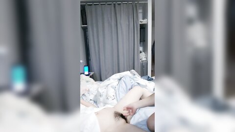 拉拉小姐妹又亲起来，摸着奶子亲着小嘴