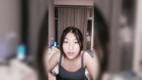 拉拉小姐妹又亲起来，摸着奶子亲着小嘴