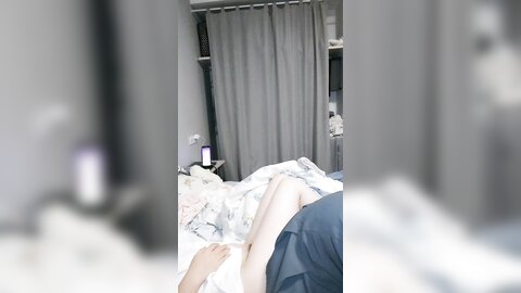 拉拉小姐妹又亲起来，摸着奶子亲着小嘴