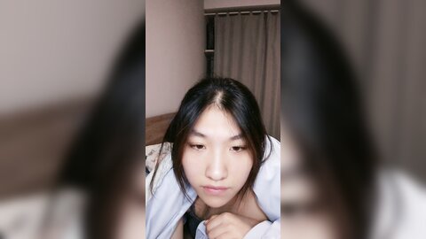 拉拉小姐妹又亲起来，摸着奶子亲着小嘴