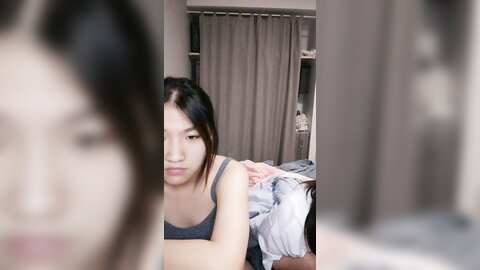 拉拉小姐妹又亲起来，摸着奶子亲着小嘴