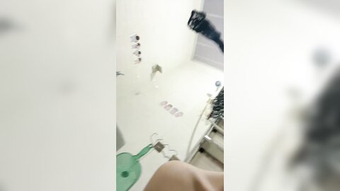 爆奶小可爱深夜发骚，在大哥的手中骚奶子揉捏变形