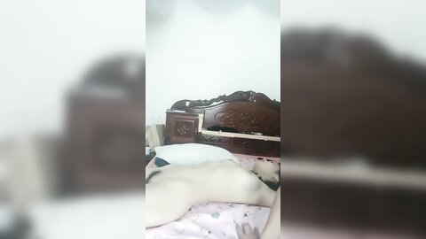 玩的很骚的女友，完美身材颜值不错，自己能搞喷水
