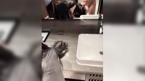 群P极品尤物娇妻，从洗手间干到床上，前后塞满大肉棒体验极致快乐