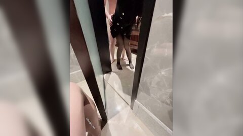 群P极品尤物娇妻，从洗手间干到床上，前后塞满大肉棒体验极致快乐