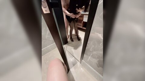 群P极品尤物娇妻，从洗手间干到床上，前后塞满大肉棒体验极致快乐