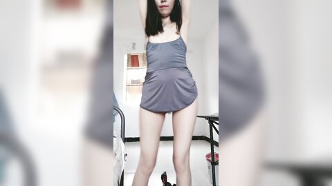 良家小少妇露脸一个人在家发骚，听狼友指挥各种展示，揉奶玩逼看菊花，掰开骚穴给狼友看特写，精彩不要错过